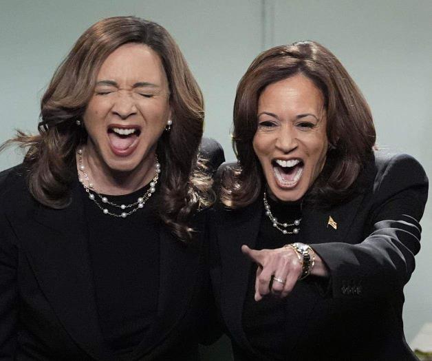 Kamala Harris en Saturday Night Live junto a Maya Rudolph