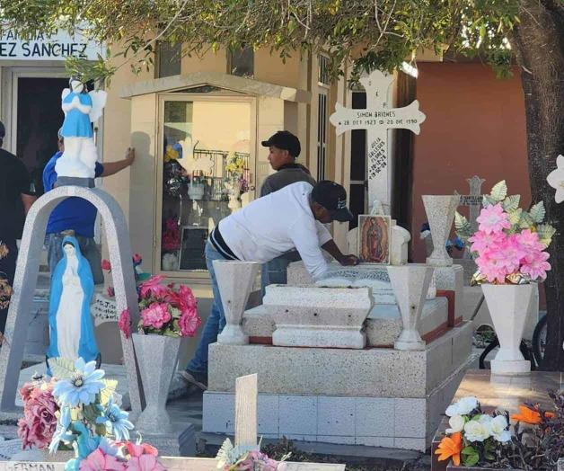 Buen domingo de trabajo en los panteones