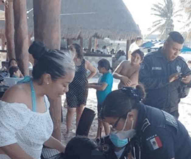 Medusas atacan a bañistas; familia recibe primeros auxilios