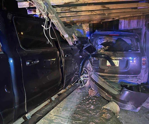 Choca contra un veh&iacute;culo estacionado