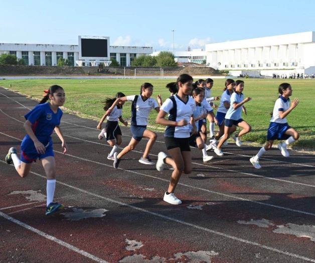 Compiten alumnos en atletismo