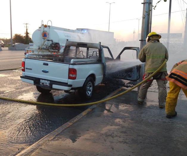 Arde una camioneta por un corto circuito en Reynosa Arde una camioneta por un corto circuito en Reynosa
