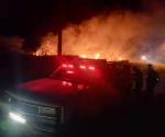 Amenaza incendio a poblado y rancho