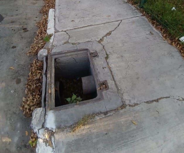 Registros sin tapa ponen en riesgo a transeúntes en Río Bravo Registros sin tapa ponen en riesgo a transeúntes en Río Bravo