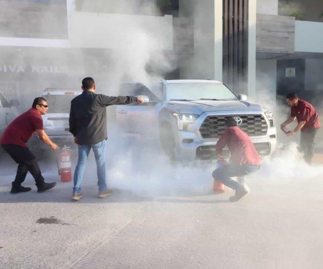 Se incendia camioneta en la que viajaba Noroña en Tamaulipas