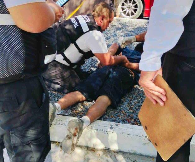 Agrede a esposa, huye en moto, tropieza y lo atrapan Agrede a esposa, huye en moto, tropieza y lo atrapan