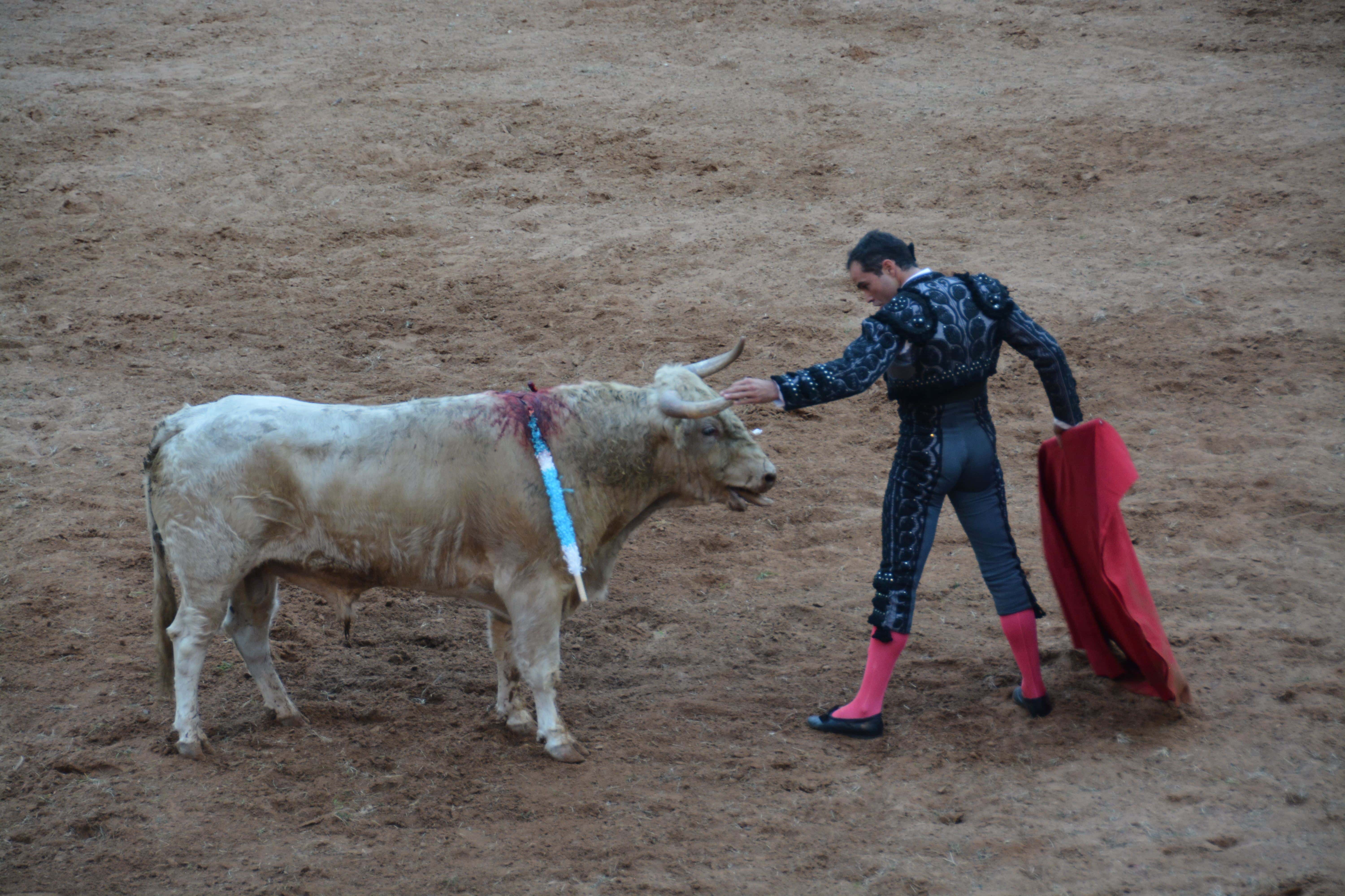 El hidrocálido Juan Pablo Sánchez escucha ´Pelea de gallos´ en tierras tamaulipecas.