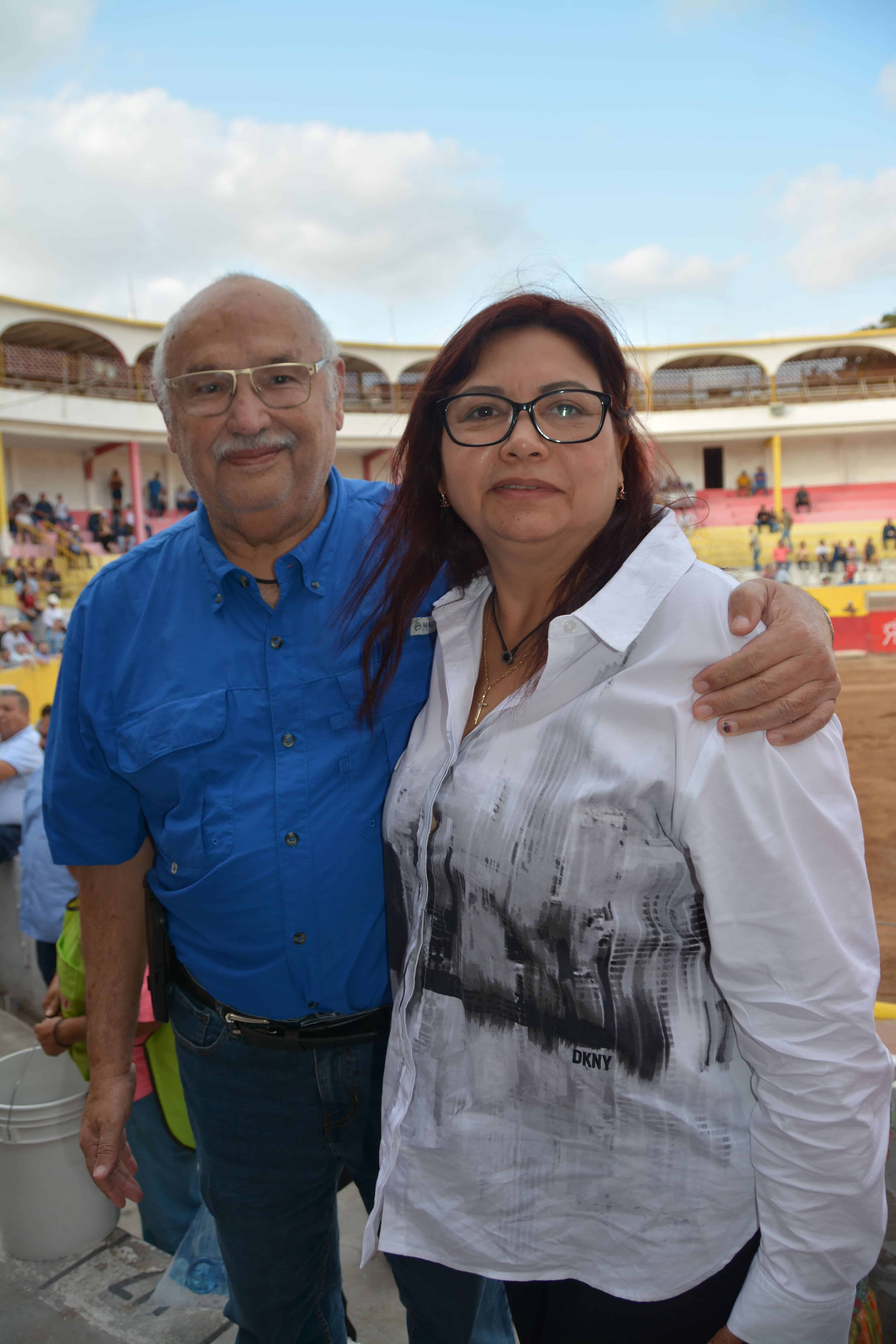 Arnoldo Flores Haro y Adriana Reyes de Flores.