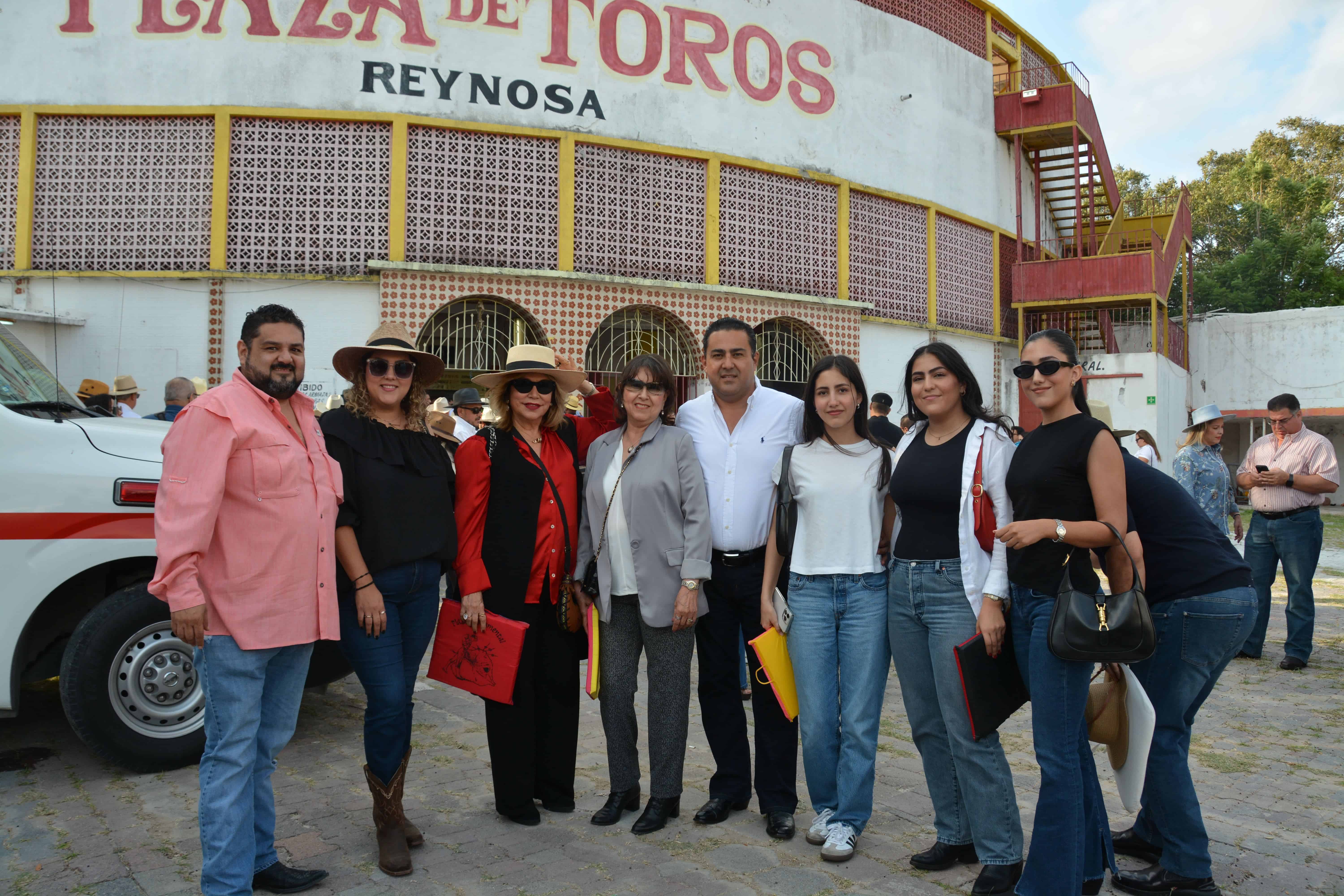 Familia Arjona, en la corrida de toros.