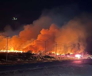 A espaldas de clínica 270 del IMSS: Alarma por gigantesco incendio de un pastizal A espaldas de clínica 270 del IMSS: Alarma por gigantesco incendio de un pastizal