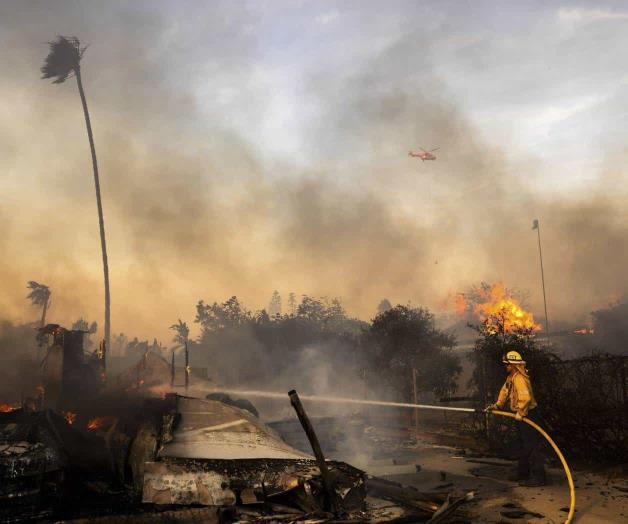 Ayudan a bomberos vientos más débiles en incendio de California Ayudan a bomberos vientos más débiles en incendio de California