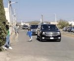 Niño entrega carta a Sheinbaum en Zacatecas; pide ayuda para su papá