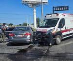 No escucha la sirena: Distraído conductor es chocado por ambulancia