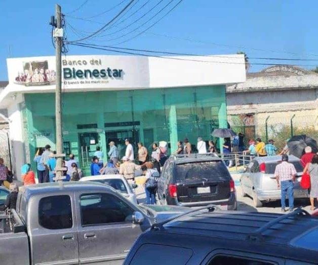 Sufren martirio los adultos mayores: Cobran pensión bajo el sol y calor