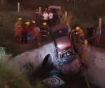 Rescatan a conductor: Cae carro a canal en el Puente Roto