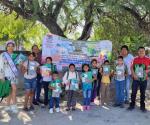 Reparten útiles escolares a familias del área ejidal