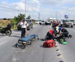 Sufre fracturas motociclista al derrapar y perder control