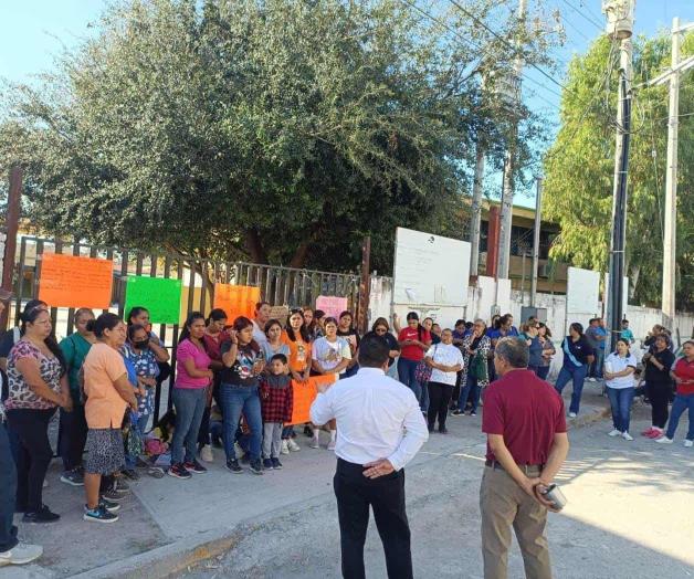 Tienen que pagar a maestro externo para dar clases: Padres de familia toman una escuela