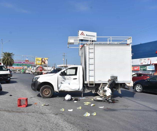 Se le atraviesa camión y se impacta; está grave