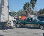 Ignora alto e impacta un camión contra camioneta