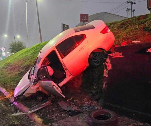 Conductor lesionado en al estrellarse con muro de concreto en Monterrey