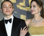 Angelina Jolie deslumbra en la alfombra roja junto a su hijo Knox