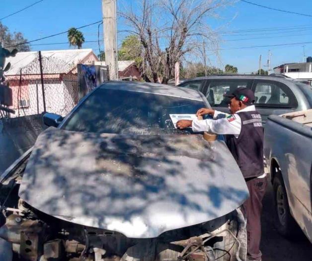 Retiran vehículos chatarra de calles de Río Bravo