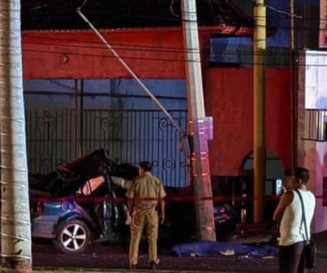 Muere al chocar contra un poste