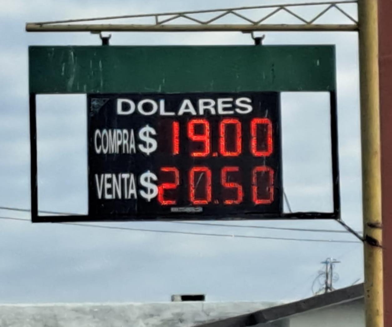 Dólar no cede terreno ante el peso mexicano