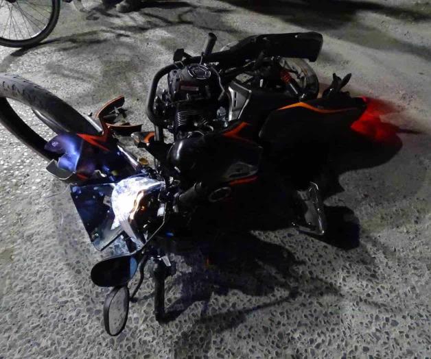 Chocan de frente moto y automóvil Chocan de frente moto y automóvil