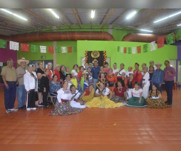 Disfrutan de fiesta revolucionaria Disfrutan de fiesta revolucionaria