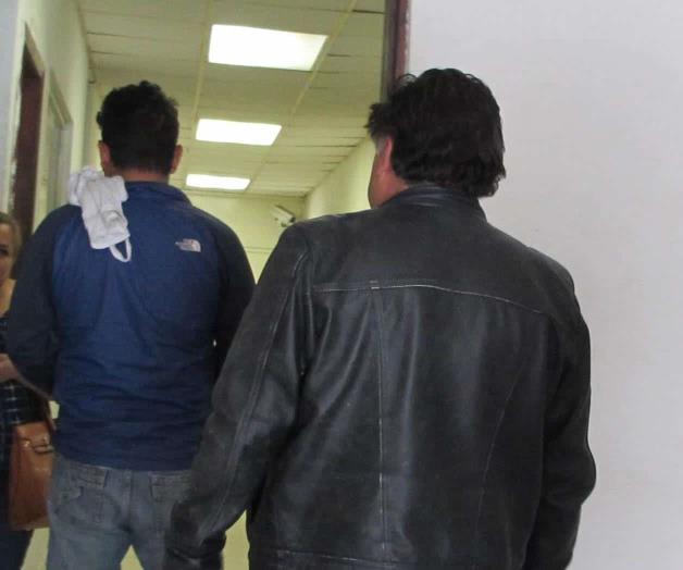 Detienen a limpiavidrios por pelearse en la calle Detienen a limpiavidrios por pelearse en la calle