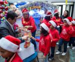 Preside rector encendido del  pino navideño de Familia UAT