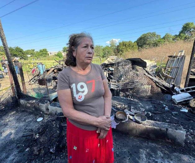 Quedan solo cenizas: Incendio de casa deja en la calle a una familia Quedan solo cenizas: Incendio de casa deja en la calle a una familia