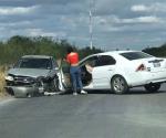 Choque de automóviles provoca dos lesionados