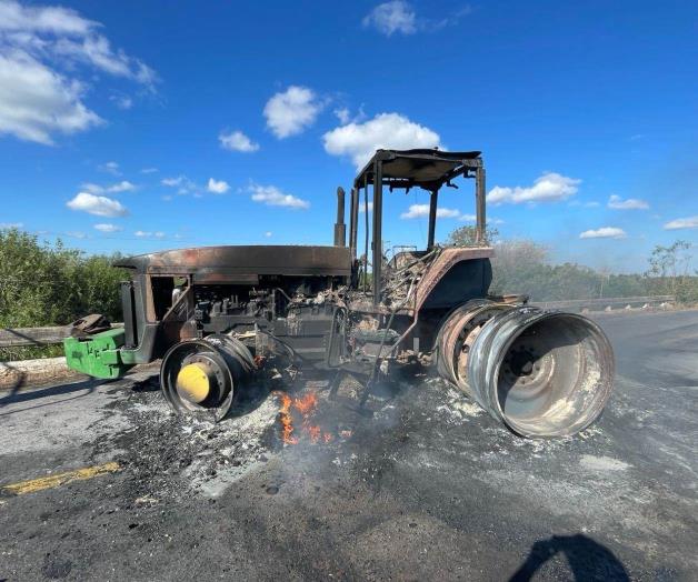 Bloquean vía con quema de tractor en Carretera San Fernando - Carbonera Bloquean vía con quema de tractor en Carretera San Fernando - Carbonera