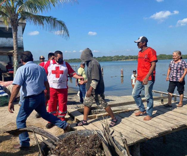 Rescatan a pescadores en Barra del Tordo Rescatan a pescadores en Barra del Tordo