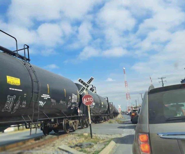 Molesta a automovilista congestionamiento vial por paso del ferrocarril Molesta a automovilista congestionamiento vial por paso del ferrocarril