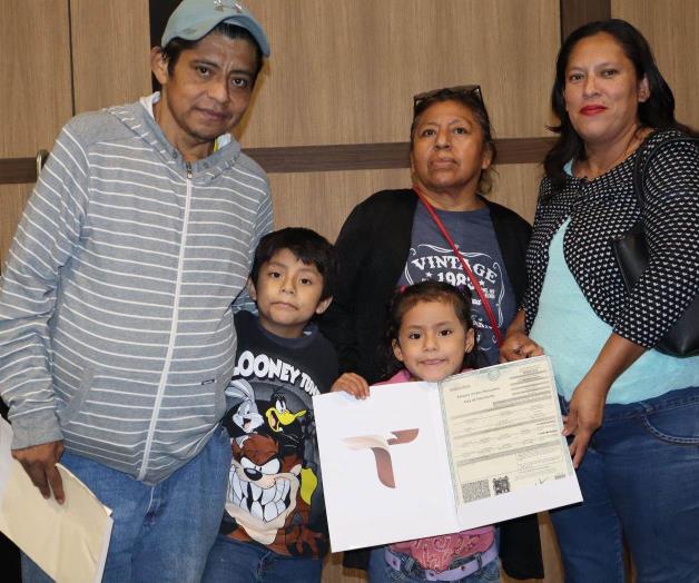 Ya tiene Grace su acta para inscribirse al kínder Ya tiene Grace su acta para inscribirse al kínder