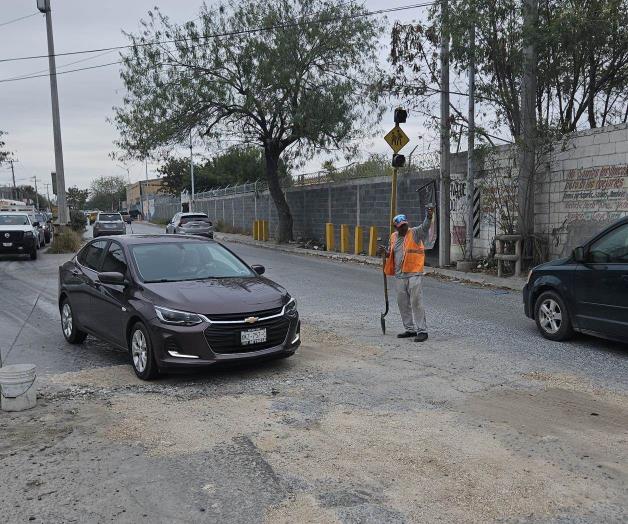 Hombre hace la ´chamba´ al municipio al tapar baches en Reynosa