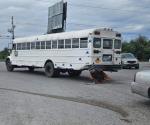 Choca vehículo contra la parte trasera de autobús en Carretera Monterrey-Reynosa