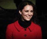 Kate Middleton reaparece con elegante look y guiño a Isabel II