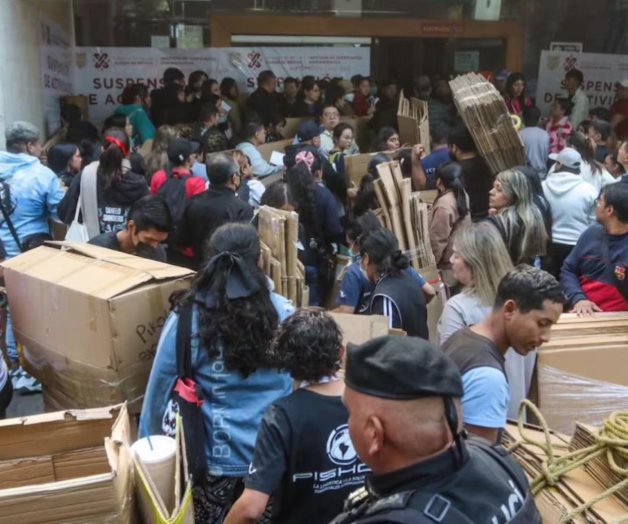 Comerciantes retiran su mercancía de la Plaza Izazaga 89 Comerciantes retiran su mercancía de la Plaza Izazaga 89