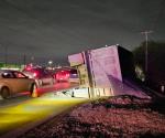 Vuelca remolque tras caer en alcantarilla en Jarachina Sur