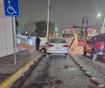 Retiran con grúa vehículos estacionados en cajones para discapacitados en Reynosa