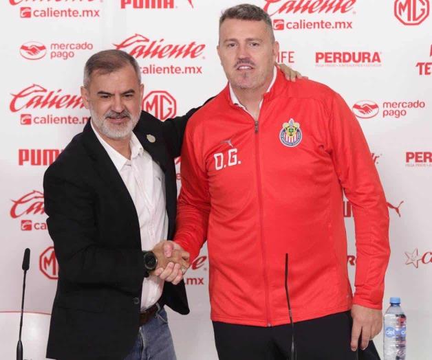 Presentación del nuevo técnico de Chivas: Es como el Barcelona, dice Óscar García