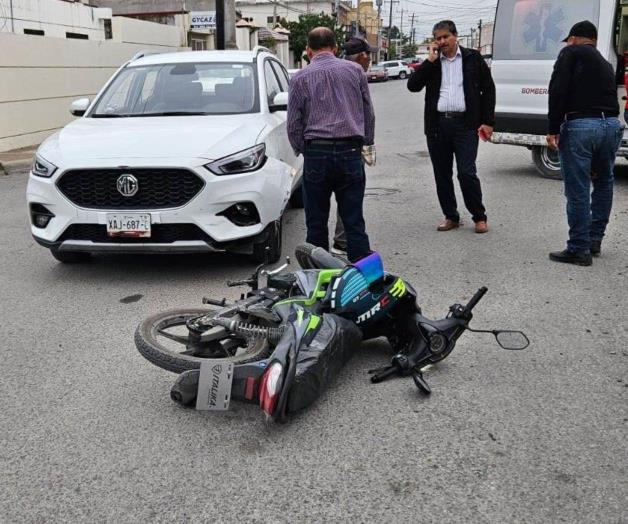 Se pasa alto y choca moto con camioneta en colonia Beatty de Reynosa