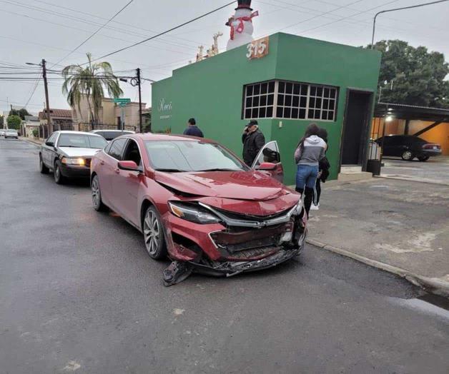 Intentan darse a la fuga luego de choque: Provocan mujeres un fuerte accidente