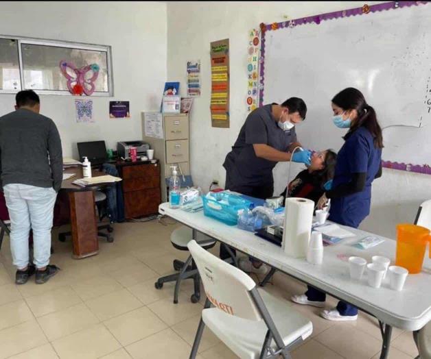 Llevan dentistas cuidados bucales a niños vulnerables