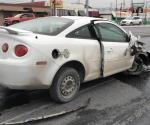 Accidente en Bulevar Hidalgo: Destroza sujeto su automóvil contra muro de contención